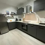 Spacious 65sqm Private Flat, New And Fully Equipped Kitchen With Dining Room, Direct Bus To Messe *