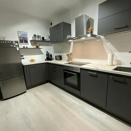 Spacious 65sqm Private Flat, New And Fully Equipped Kitchen With Dining Room, Direct Bus To Messe *