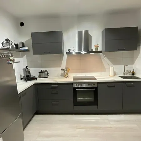 Lejlighed Spacious 65sqm Private Flat, New And Fully Equipped Kitchen With Dining Room, Direct Bus To Messe