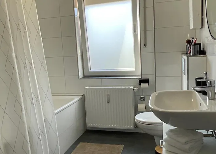 Spacious 65sqm Private Flat, New And Fully Equipped Kitchen With Dining Room, Direct Bus To Messe