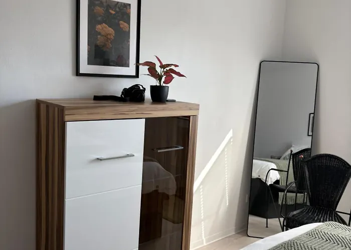 Spacious 65sqm Private Flat, New And Fully Equipped Kitchen With Dining Room, Direct Bus To Messe Appartement