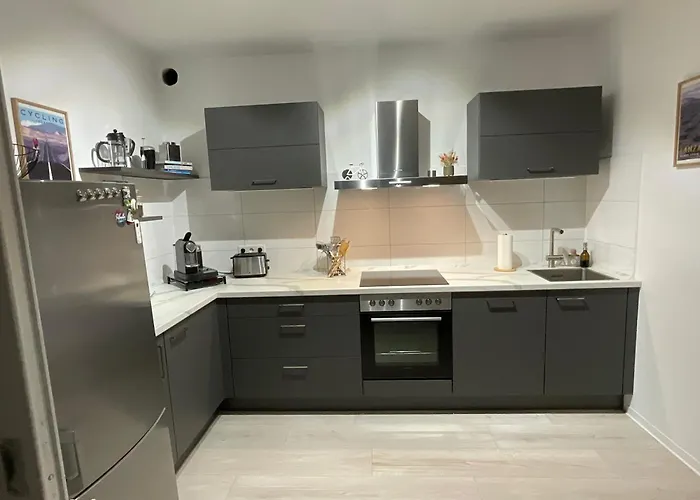 Appartement Spacious 65sqm Private Flat, New And Fully Equipped Kitchen With Dining Room, Direct Bus To Messe