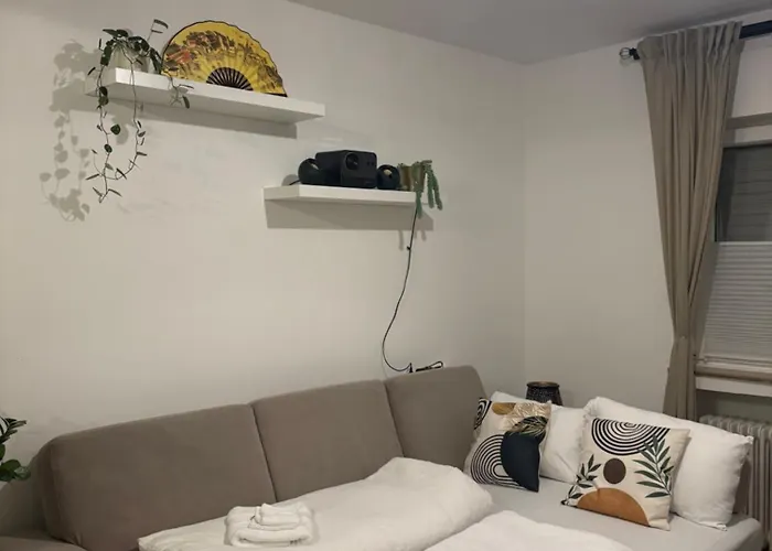 Spacious 65sqm Private Flat, New And Fully Equipped Kitchen With Dining Room, Direct Bus To Messe Appartement